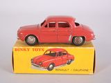 une petite voiture rouge posée sur une boîte