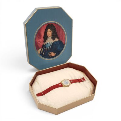 une photo représentant une femme en robe bleue et une montre rouge dans une boîte