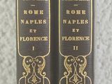 deux livres posés sur une table