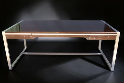 une image représentant un bureau avec un plateau en verre sur fond noir