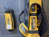 un sac jaune et noir et quelques outils posés sur un tapis rouge