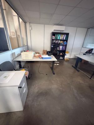 une pièce dans laquelle se trouvent un bureau, une chaise et une bibliothèque