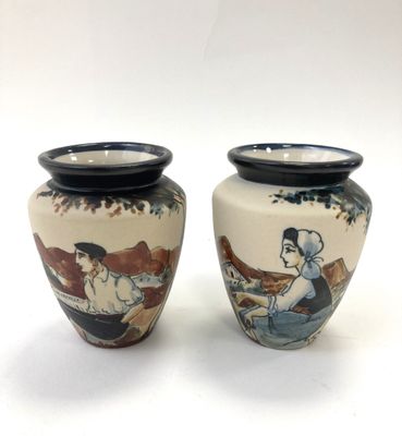 paire de vases asiatiques ornés d'une femme et d'un chien