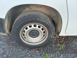 une voiture blanche avec un pneu crevé dans la rue