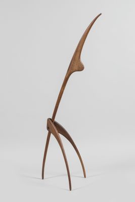 une sculpture en bois représentant un oiseau sur fond blanc