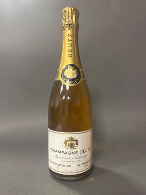 La bouteille de champagne est posée sur la table.