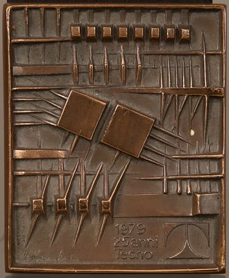 une plaque métallique sur laquelle figurent plusieurs outils