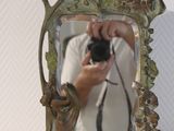 une personne se prenant en photo dans un miroir