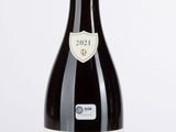 gros plan d'une bouteille de vin sur une surface blanche