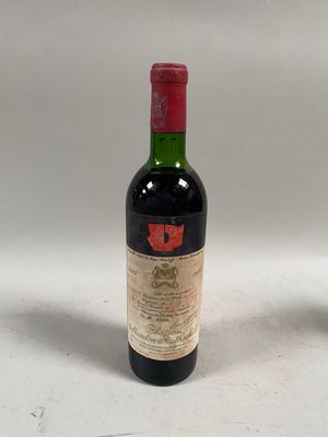 deux bouteilles de vin posées l'une à côté de l'autre sur une table