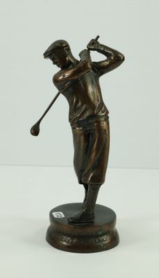 statue en bronze représentant un homme brandissant un club de golf, posée sur un socle