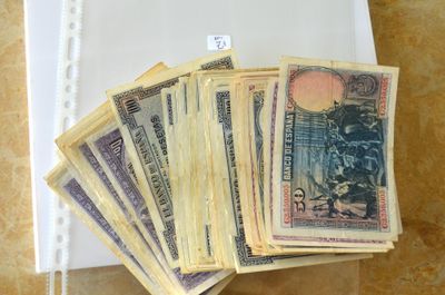 une liasse de billets posée sur une boîte blanche