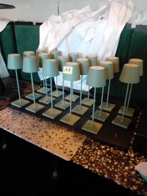 une table sur laquelle sont disposés tout un tas de cake pops