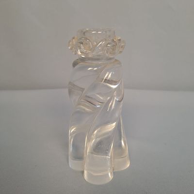 un vase en verre transparent surmonté d'une fleur