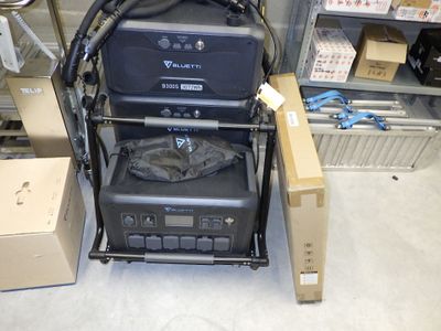 une pile de bagages posée sur un chariot dans un magasin