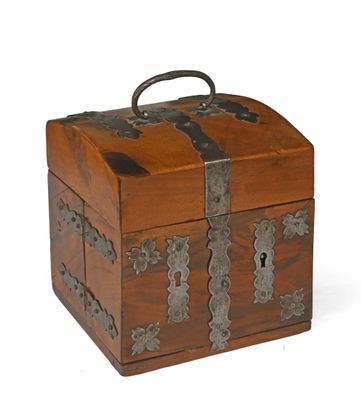 une petite boîte en bois avec une poignée en métal sur fond blanc