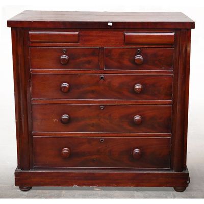 une commode en bois comportant quatre tiroirs de chaque côté