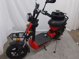 un scooter garé dans une pièce