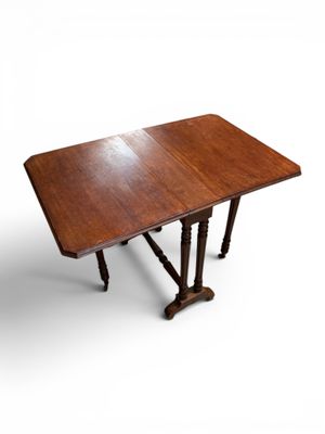 image d'une table avec un plateau en bois sur fond blanc