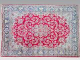 un tapis rouge et bleu à motifs de médaillons