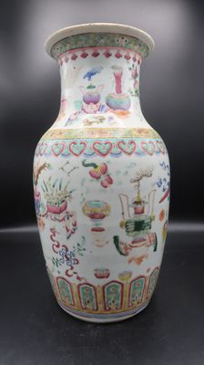a vase that is sitting on a black table