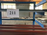 un banc en bois au milieu d'un bâtiment