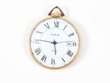 une horloge à chiffres romains accrochée au mur