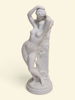 une statue blanche représentant une femme tenant une fleur