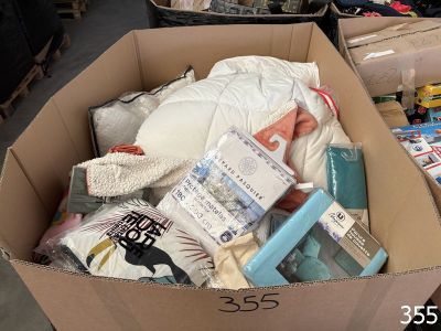 une boîte en carton remplie d'objets qui s'y trouvent