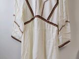 une photo d'une chemise blanche suspendue à un cintre