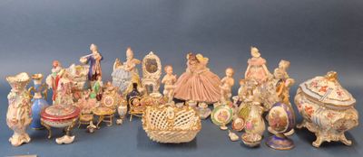 un grand nombre de figurines posées sur une table
