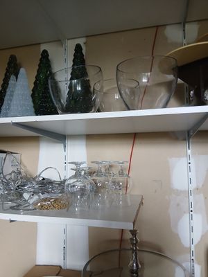 beaucoup de verrerie sur les étagères de la cuisine