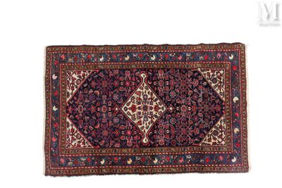 HAMADAN Tapis à fond bleu marine au centre un décor herati l…