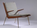 La chaise est en bois et son assise est gris clair.