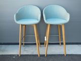 paire de tabourets de bar en osier bleu de style « mid-century », avec des pieds en bois