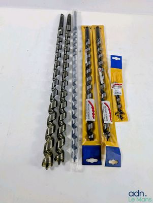 un grand nombre d'outils posés sur la table