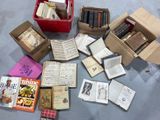 de nombreux livres posés sur une table