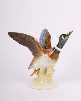 une figurine représentant un canard en plein vol