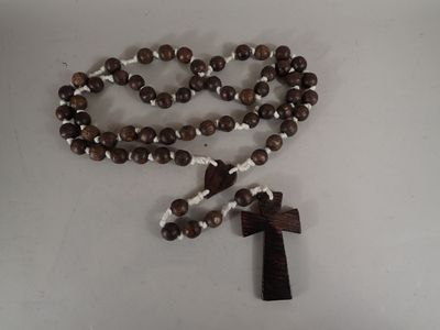 [RELIGUEUX] Imposant chapelet à perles et croix de bois mont…
