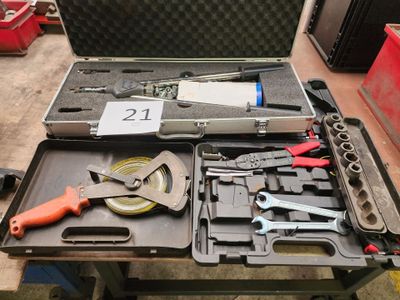 de nombreux outils dans une boîte à outils posée sur une table
