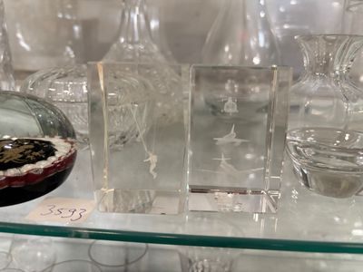 de nombreux vases en verre exposés sur une étagère en verre