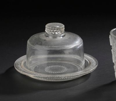 deux plats en verre et un verre posés sur une table noire