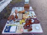 une table sur laquelle se trouvent de nombreux objets