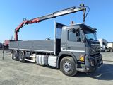 un gros camion équipé d'une grue à l'arrière
