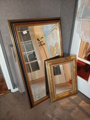 deux miroirs placés l'un à côté de l'autre dans une pièce