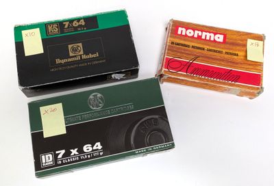 Deux paquets de cigarettes sont posés l'un à côté de l'autre sur une surface blanche