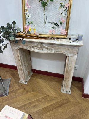 une photo d'une table sur laquelle se trouvent un miroir et des fleurs
