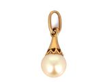un pendentif en perle blanche et or sur fond blanc