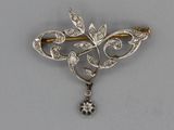 une broche ancienne en diamants ornée d'un motif de fleurs et de feuilles