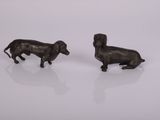 une paire de figurines de teckels en bronze sur fond blanc